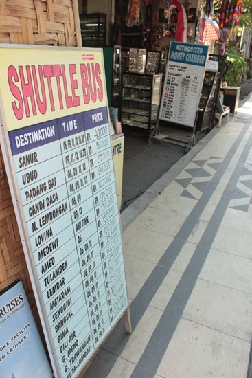 가게 앞에 진열된 오늘의 환율과 버스 가격