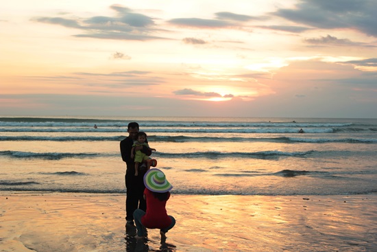 해변을 배경으로 사진을 찍고 있는 가족