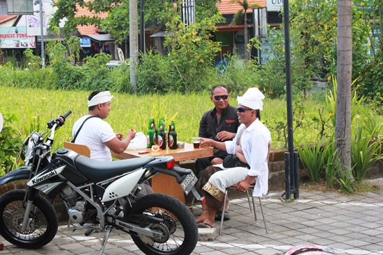 전통 의상을 입은 채, 오토바이를 세워두고 담소중인 남자들의 모습이 인상적이다.