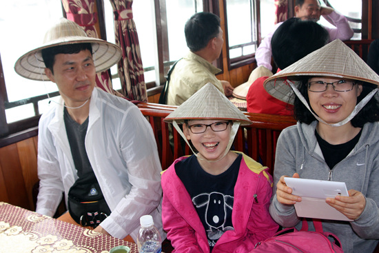 초등학교 5학년인 차수현(중앙)양이 체험학습을 위해 엄마와 함께 해외여행을 나섰다. 