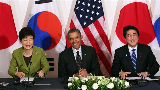 2014년 3월 25일, 박근혜 대통령, 버락 오바마 미국 대통령, 아베 신조 일본 총리가 네덜란드 헤이그 미대사관저에서 한미일 정상회담을 하고 있다.
