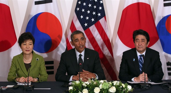 박근혜 대통령과 버락 오바마 미국 대통령, 아베 신조 일본 총리가 참석한 가운데 지난 3월 25일 오후(현지시간) 네덜란드 헤이그 미대사관저에서 열린 한미일 정상회담에서 오바마 대통령이 인사말을 하고 있다.