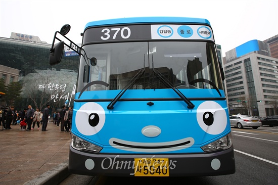 26일 오전 서울 중구 서울광장 동편에서 어린이 만화 <타요타요>의 타요 캐릭터 랩핑을 한 서울 시내 버스가 서 있다.
