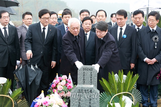 천안함 4주기인 26일 오전 새정치민주연합 김한길, 안철수 공동창당준비위원장이 국립 대전현충원을 찾아 천안함 46용사 묘역에 참배한 뒤 묘비를 어루만지고 있다.