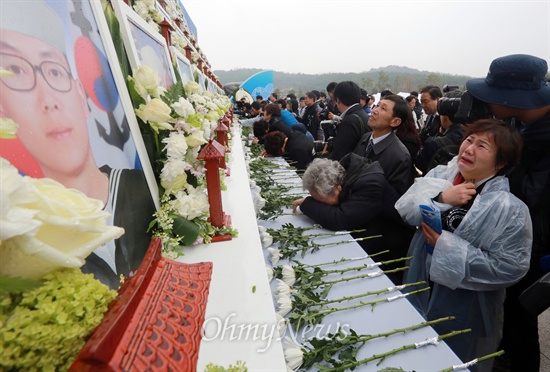 26일 오전 국립 대전현충원에서 열린 천안함 4주기 추도식에서 희생장병들의 유가족들이 오열하고 있다.