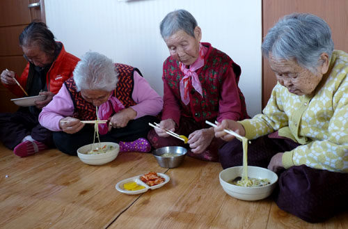 어르신들이 마을회관에 모여 짜장면과 우동을 먹고 있다. 지난 11일 담양군 봉산면 대추마을에서다.