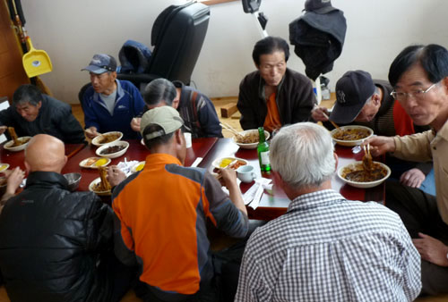 담양 대추마을의 짜장면과 우동으로 한 점심식사. 마을주민들이 모두 모여 조장옥 씨가 만들어준 면으로 식사를 했다.