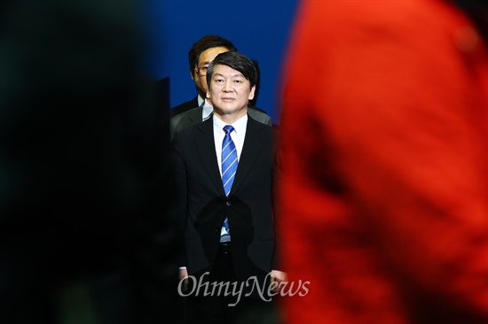 안철수 공동대표가 지난달 26일 오후 서울 송파구 올림픽공원 올림픽홀에서 열린 새정치민주연합 중앙당 창당대회에 참석하고 있다.