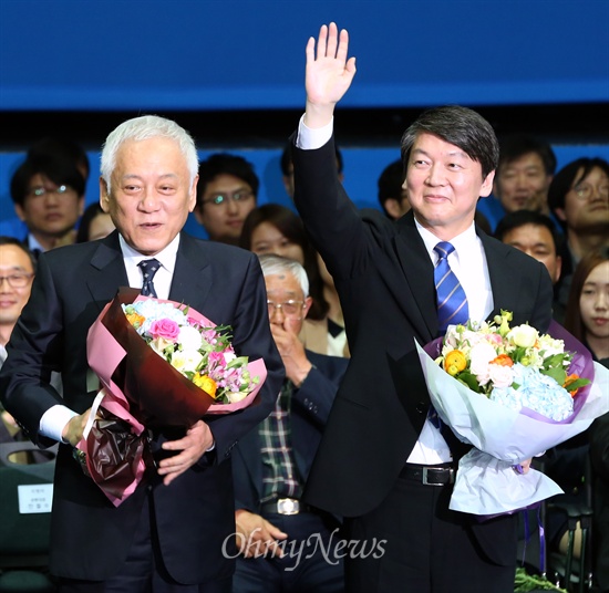  3월 26일 오후 서울 송파구 올림픽공원 올림픽홀에서 열린 새정치민주연합 중앙당 창당대회에서 선출된 김한길-안철수 공동대표가 손 잡고 참석자들의 환호에 화답하고 있다.