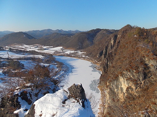 서강 단독여행을 할 때는 이렇게 풍경사진만 찍게 된다. 오른쪽 상단에 있는 것이 선돌이다. 2013년 겨울에 찍은 사진이다