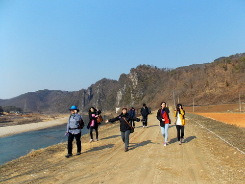 참가자들이 봄소풍을 하듯 자유롭게 길을 걷고 있다. 뚝방길이 북적북적 해졌다.
