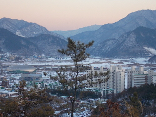 이 곳에 올라서면 서강과 동강이 합수되어 남한강을 이루는 곳을 조망할 수 있다. 2013년 겨울에 촬영한 사진이다.   