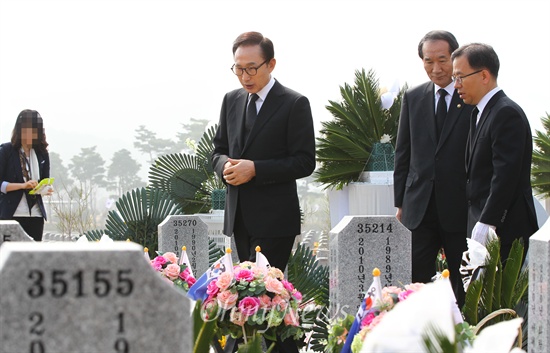 이명박 전 대통령이 27일 오전 국립대전현충원을 방문해 천안함 46용사 참배를 마치고 묘역을 둘러보고 있다.
