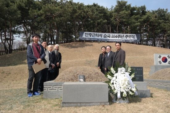 안중근 의사의 가묘가 있는 효창원을 찾아 헌정식을 치르고 기념사진을 촬영한 관계자들