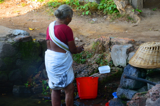 빨래를 하고 있는 할머니의 모습. 수로에 사는 사람들은 강에서 빨래를 하고, 세수와 목욕도 한다.