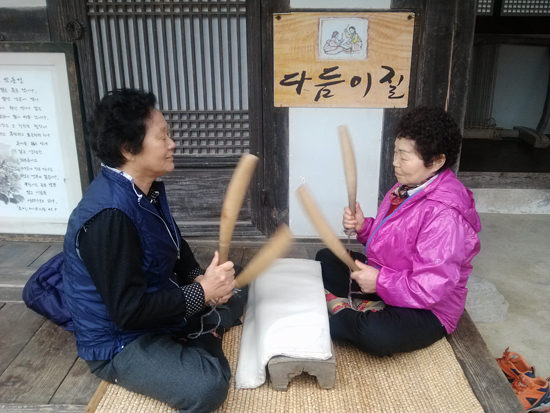 경북 영주에서 왔다는 할머니 두 분이 아름다운 다듬이질 소리를 들려주고 있다.