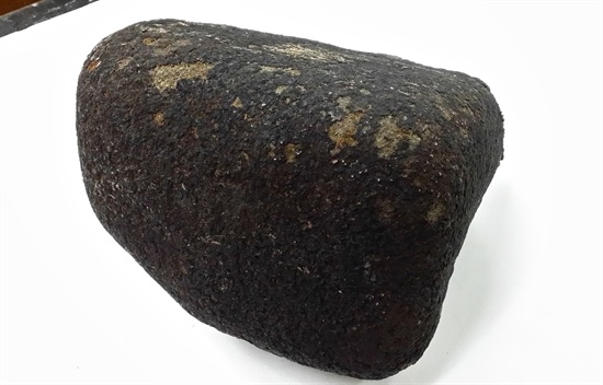 지난 17일 진주에서 발견한 운석 추정 암석이 정밀 감정 결과 운석으로 최종 판정났다. 이로써 최근 진주에서는 발견한 운석은 모두 4개로 늘었다. 특히 이번 운석은 무게가 20.9kg에 달하는 최대 크기다.  
