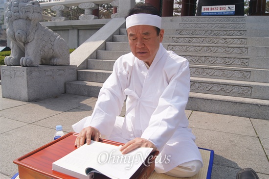 주성영 새누리당 대구시장 예비후보가 컷오프에서 탈락한 후 28일 오전부터 대구 국채보상기념공원에서 무기한 단식에 들어갔다. 주 전 의원은 이날 이순신 장군의 난중일기를 읽으며 시민들에게 다시 한 번 죄송하다고 밝혔다.