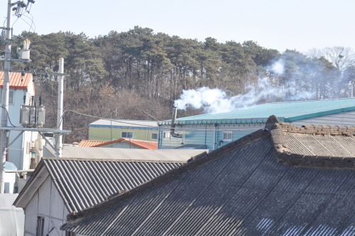 김포 거물대리 지역에 있는 공장에서 유해물질이 배출되고 있다.
