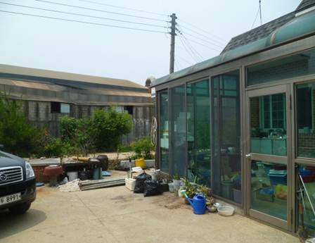 공장과 주민의 주택이 바로 인접해 있는 모습(김포 거물대리)