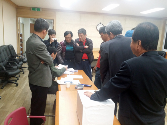 지난 27일 강원 강릉 송정동, 작은 마을에서는 주민센터 2층에 마련된 투표장에서 지역 후보들 단일화를 하기 위한 투표를 실시해, 단일 후보를 선출했다. 사진은 개표 장면