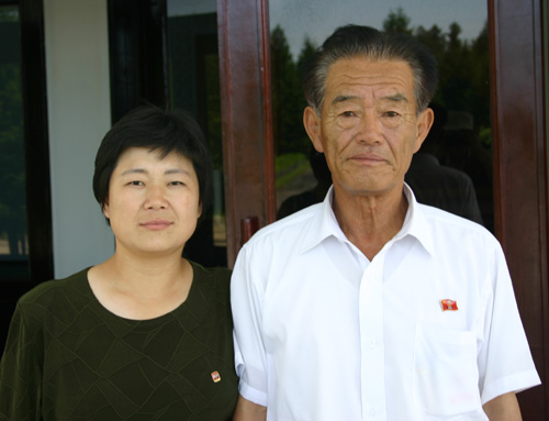 북녘 박경심 시인과 오영재 시인(오른쪽)