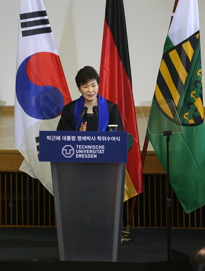 박근혜 대통령이 독일 국빈방문 마지막 날인 28일 오전(현지시간) 작센주 드레스덴공대를 방문, 교수. 학생등을 대상으로 통일 프로세스를 밝히고 있다. 