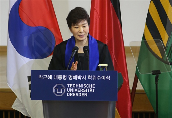 지난 2014년 3월 28일(현지시각) 박근혜 대통령이 독일 작센주 드레스덴공대를 방문, 교수. 학생등을  대상으로 통일 프로세스를 밝히고 있다.