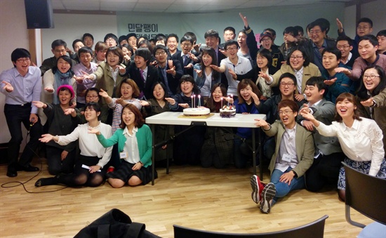 민달팽이 주택협동조합 조합원들이 28일 서울 마포구 100주년 기념교회에서 창립대회 후 기념사진을 찍고 있다. 