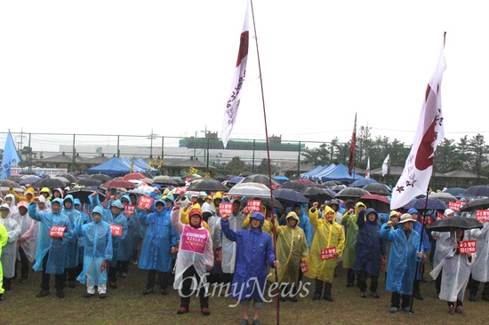 민주노총은 29일 오후 제주 강정마을에서 비가 내리는 속에 "제주 4.3항쟁 정신계승 전국노동자대회"를 열었다.