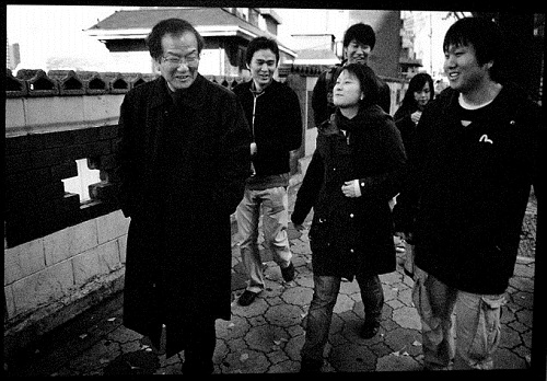 2008년 촛불집회를 계기로 휴학을 하고 거리로 나오다(왼쪽에서 세 번째 뒤쪽이 김성민씨).