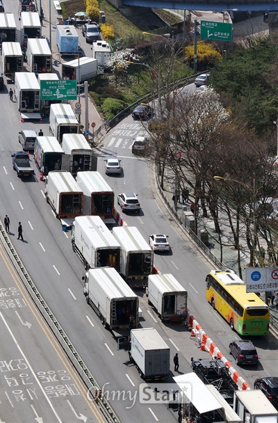 영화 <어벤져스2>촬영팀의 차량이 30일 오후 서울 마포대교 북단에 주차되어 있다. 