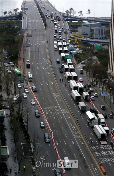 어벤져스2,'한국촬영 시작' 영화 <어벤져스2>촬영이 시작된 30일 오후 교통이 통제된 서울 마포대교 북단에 촬영팀의 차량들이 주차되어 있다.