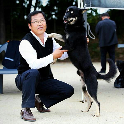김세훈 한국진돗개연맹 총재가 ‘네눈박이’로 불리는 순수혈통 진돗개와 교감하고 있다. 