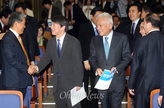 김한길, 안철수 새정치민주연합 공동대표가 31일 오전 국회에서 열린 첫 의원총회에서 참석하며 의원들과 인사를 나누고 있다.