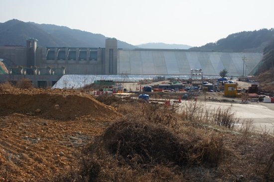 거대한 콘크리트 댐이 내성천을 가로막고 있다.