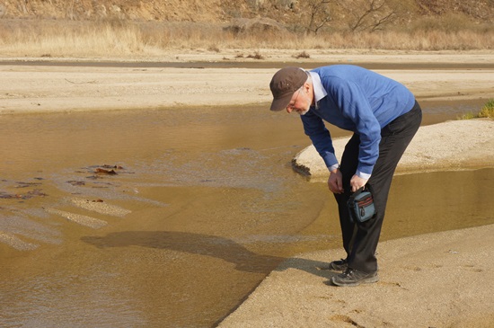 한스 베른하르트 교수가 내성천의 모래를 유심히 들여다보고있다.