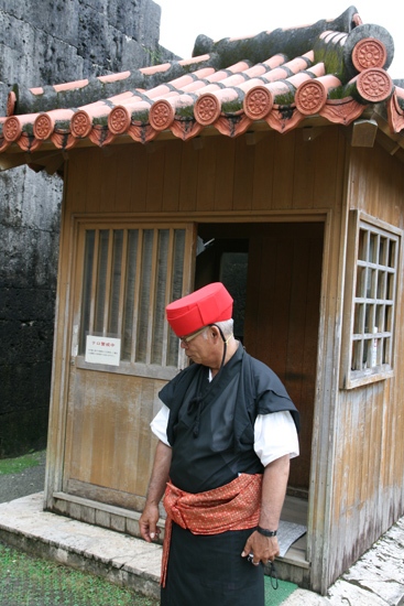 성문 앞의 관리인이 류큐 전통의상을 입고 여행자들을 맞는다.
