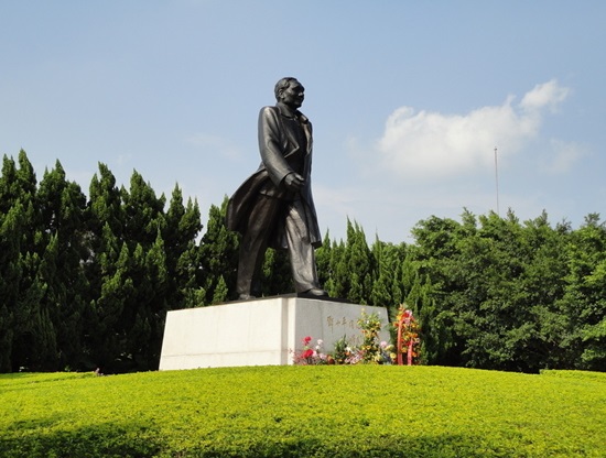 중국에서는 가장 큰 규모의 덩샤오핑 동상이다