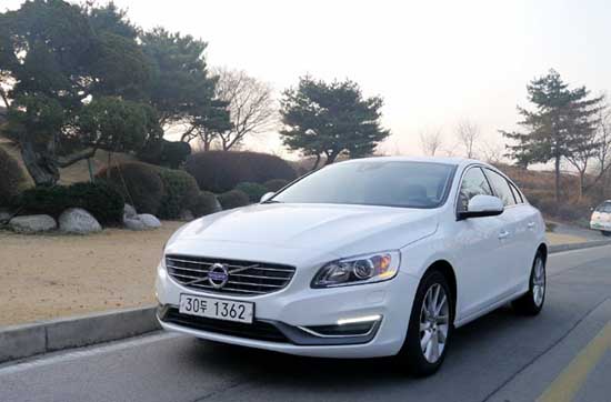  S60 D2는 기존 S60 2.0 D4에서 1.6리터로 엔진 배기량을 줄인 다운사이징 모델이다. 