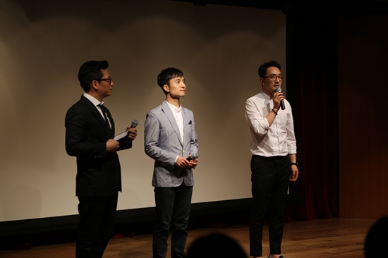  지난 31일 오후 이소라의 8집 음악감상회에 참석한 정지찬(가운데)과 이한철(오른쪽)