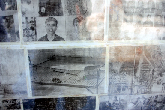 크메르 루주가 주민을 학살하던 시절 죽은 사람들과 고문 도구가 전시된 사진