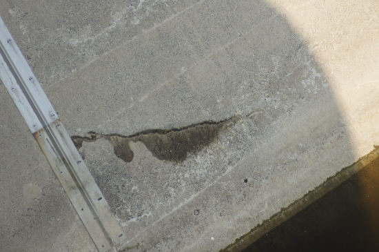 칠곡보 콘크리트 고정보의 모습(2월21일 촬영). 접합부를 철판으로 덮었으나, 옆으로 난 균열을 따라 물이 새어나오고 있다.