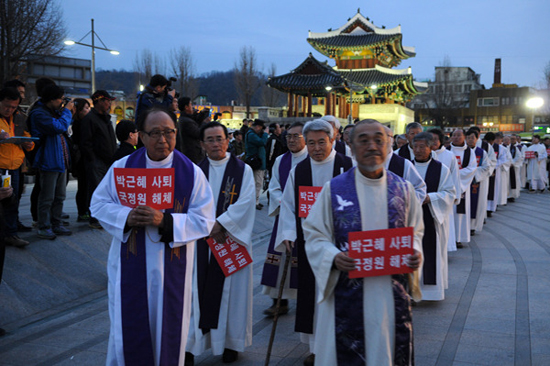 사제 행렬 3월 24일 저녁 7시 전주 풍남문광장에서 거행된 전주교구 시국미사를 봉헌하기 위해 사제들이 행렬을 지어 입장하고 있다. 