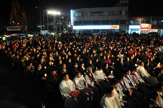 풍남문 광장의 시국미사 3월 24일 저녁 전주교구 시국미사에 참례한 사제, 수도자, 신자들이 풍남문광장을 가득 메우고 있다. 