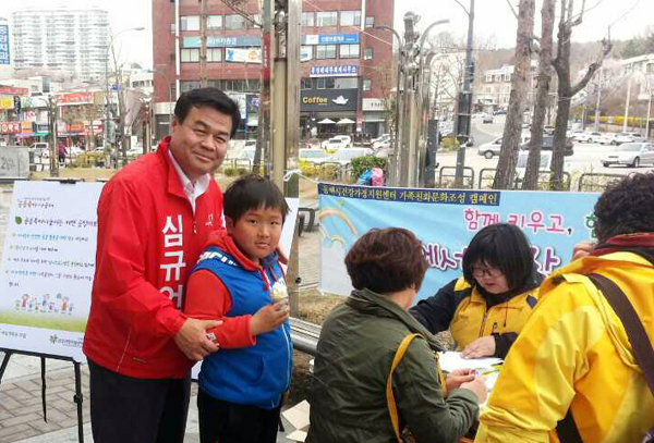 선거운동 도중 학생과의 사진촬영