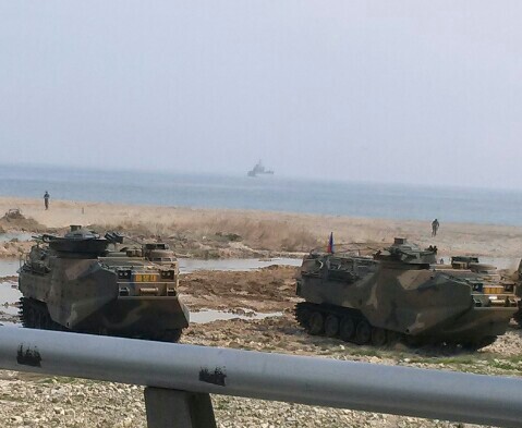 31일 쌍용훈련에 참가한 국군 해병대 장갑차가 바닷가에 서 있다. 멀리 바다에 떠 있는 전함도 보인다. 