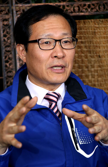 문병호 의원은 박근혜 현 정권에 대해 약속을 지키지 않는 ‘철면피 정권’이라고 강하게 비난했다.