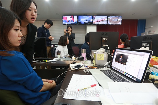 미디어협동조합 <국민TV> '뉴스K'가 지난 1일 오후 9시부터 첫 방송을 시작한 가운데 서울 마포구 합정동 보도국에서 직원들이 유튜브를 통해 생방송 되는 화면을 지켜보고 있다.