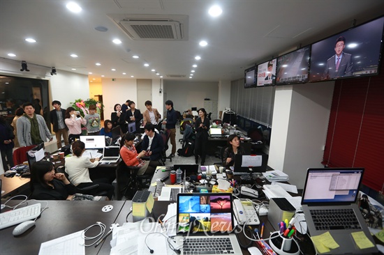 미디어협동조합 <국민TV> '뉴스K'가 1일 오후 9시부터 첫 방송을 시작한 가운데 서울 마포구 합정동 보도국에서 직원들이 생방송 화면을 지켜보고 있다.